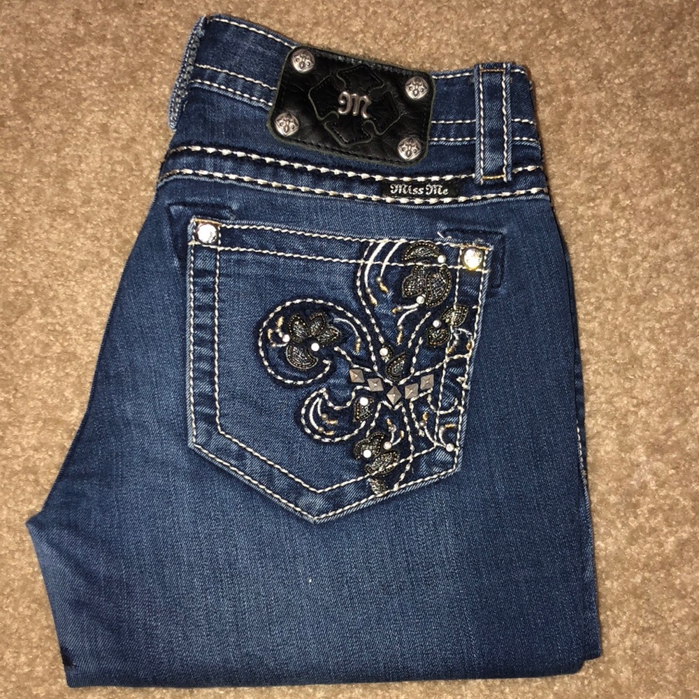 Miss Me’s Bedazzled Skinny Signature Rise Jeans